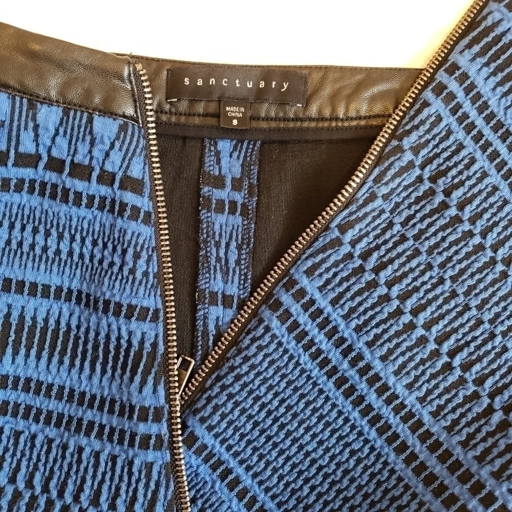𝅺Sanctuary Y2K Zip Mini Blue Geo Black Skirt